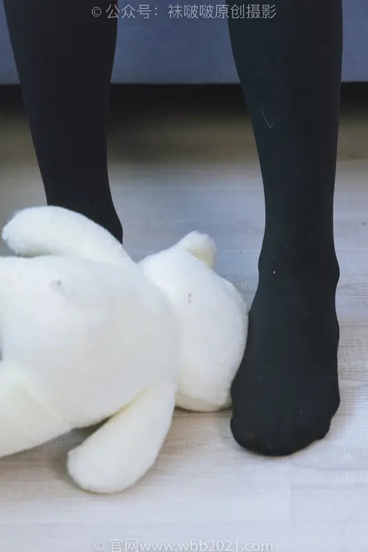[BoBoSocks袜啵啵] NO.315 小沫-平底鞋、厚黑丝、模特穿鞋及丝袜踩玩偶小熊剧情（超长花絮版） - BoBoSocks袜啵啵
